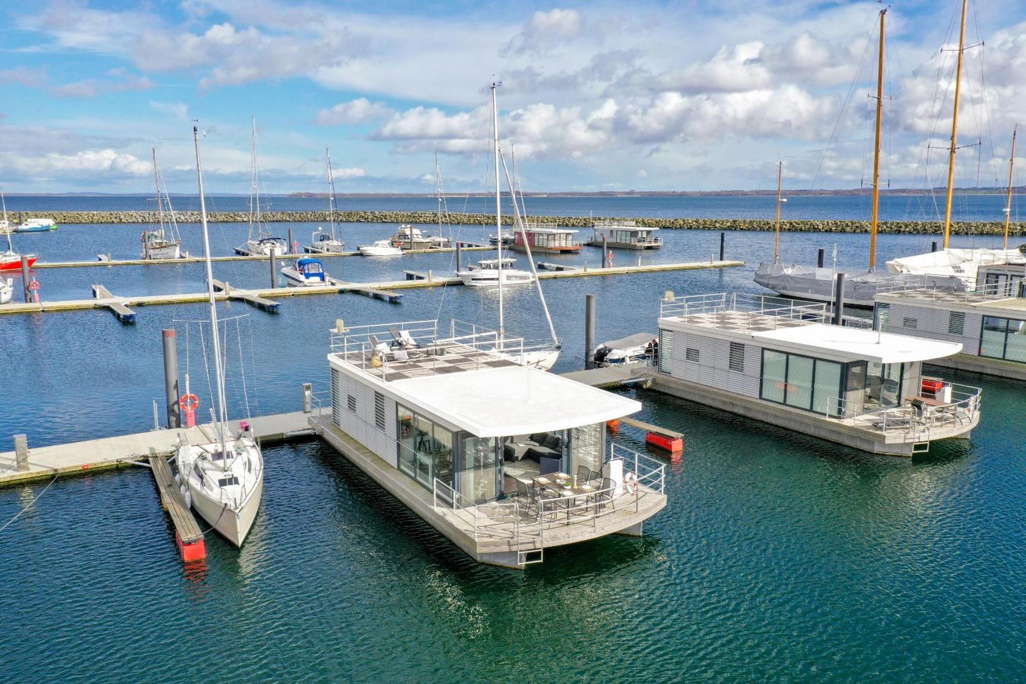 Exklusives Ostsee-Hausboot, Kueche Mit Spueler, Tv, Grosse Sonnenterrasse, 3X Kostenfreie Kfz-Parkplaetze, Klimaanlage, Bis Zu 6 Personen, 2X Baeder, Waschmaschine Boltenhagen Kültér fotó