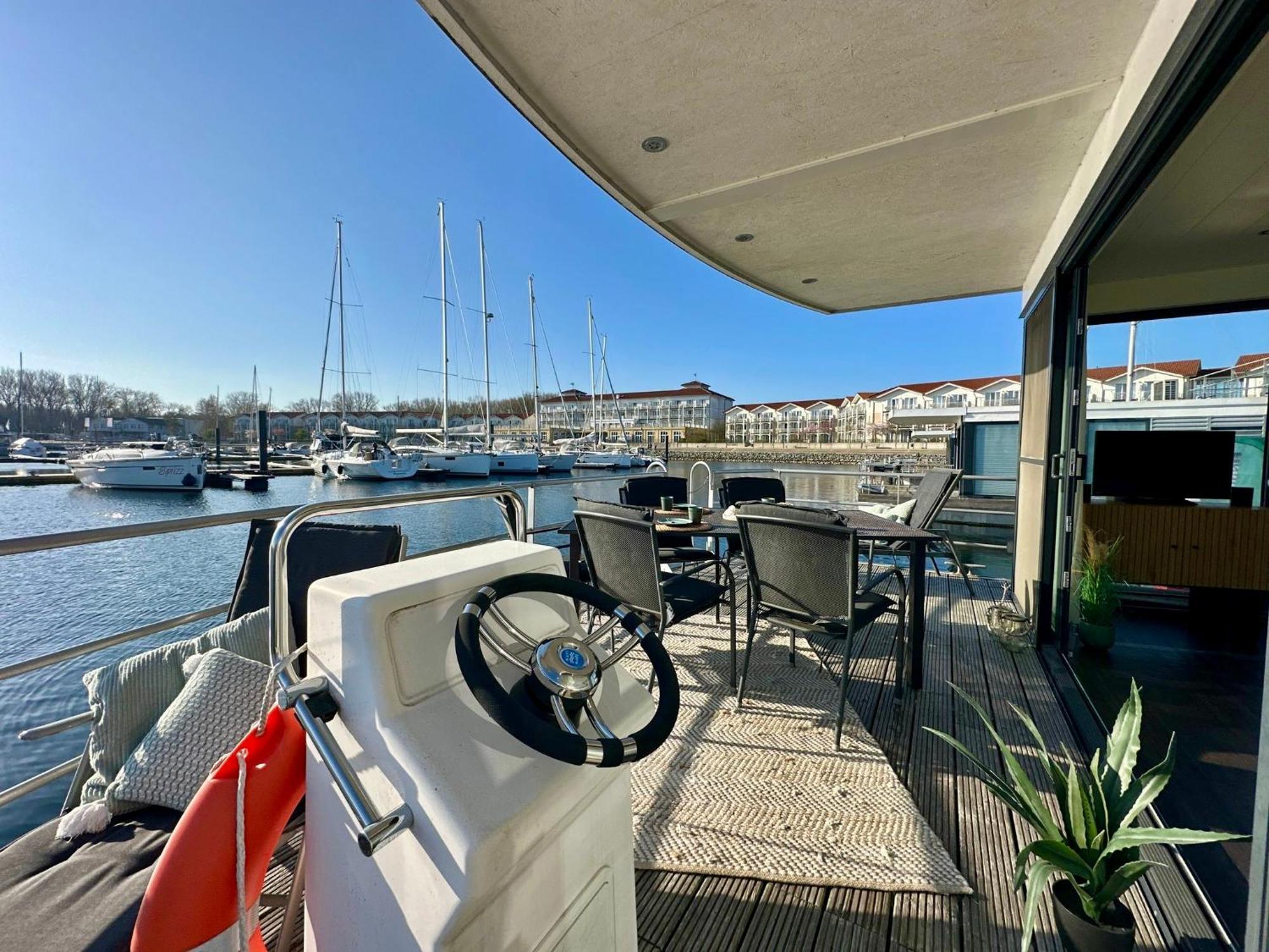Exklusives Ostsee-Hausboot, Kueche Mit Spueler, Tv, Grosse Sonnenterrasse, 3X Kostenfreie Kfz-Parkplaetze, Klimaanlage, Bis Zu 6 Personen, 2X Baeder, Waschmaschine Boltenhagen Kültér fotó