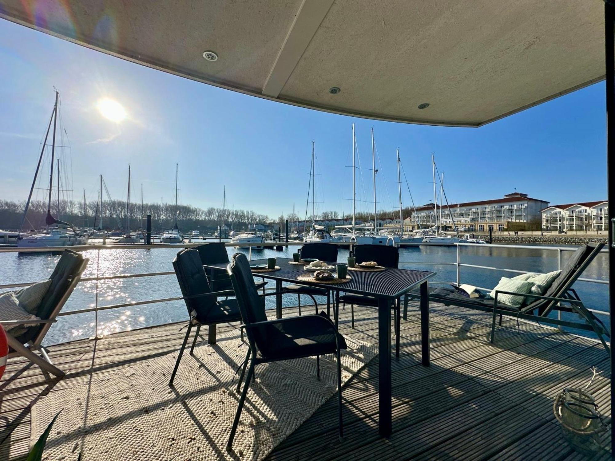Exklusives Ostsee-Hausboot, Kueche Mit Spueler, Tv, Grosse Sonnenterrasse, 3X Kostenfreie Kfz-Parkplaetze, Klimaanlage, Bis Zu 6 Personen, 2X Baeder, Waschmaschine Boltenhagen Kültér fotó